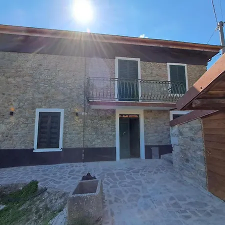 With Panoramic Views At Minucciano ! Ferienhaus