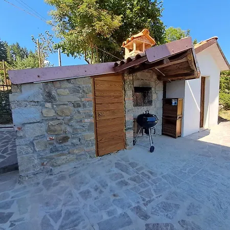 With Panoramic Views At Minucciano ! *