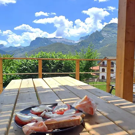 With Panoramic Views At Minucciano ! *