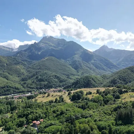 With Panoramic Views At Minucciano ! *